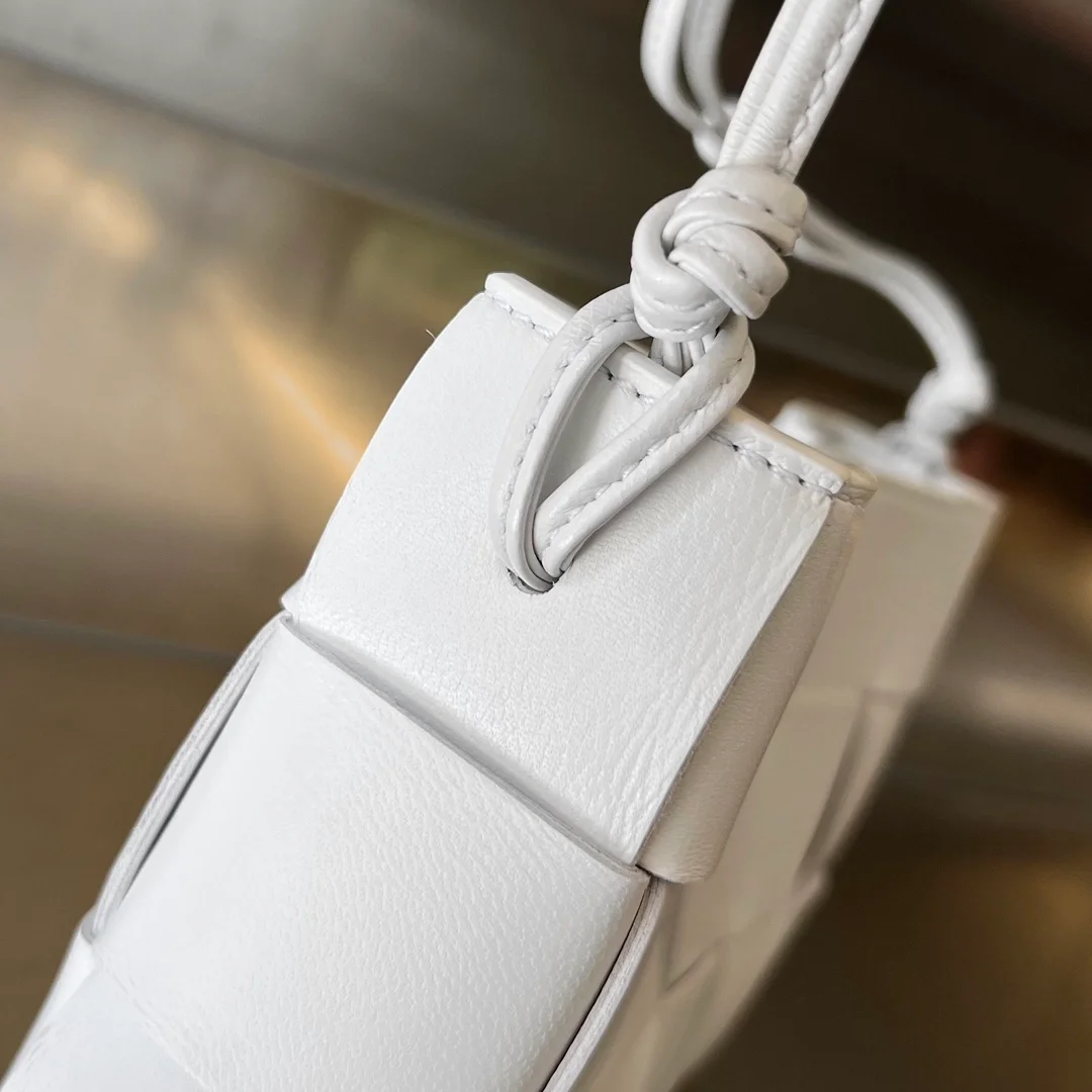 보테가 베네타 화이트 카세트 파우치 숄더백