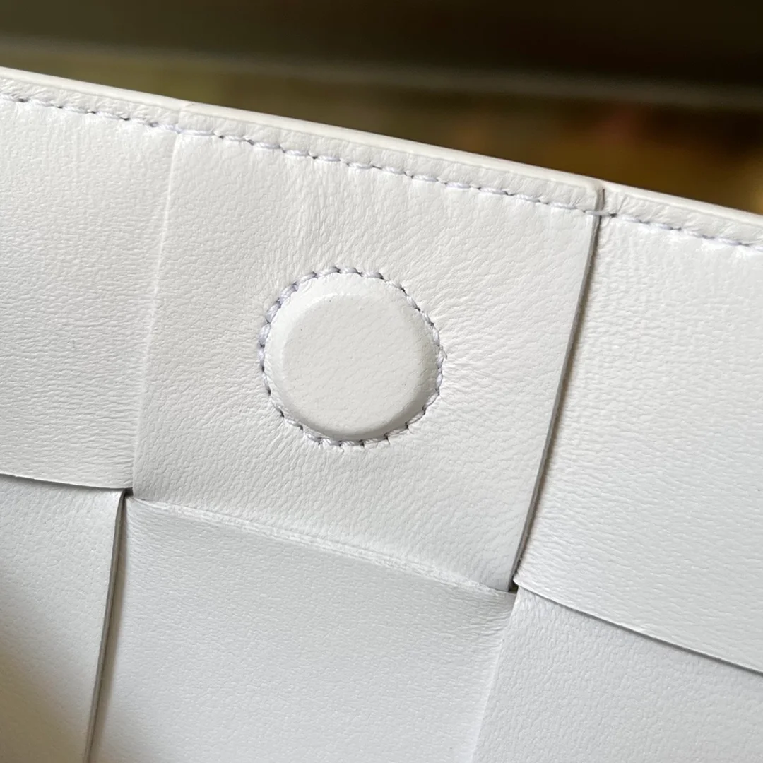 보테가 베네타 화이트 카세트 파우치 숄더백