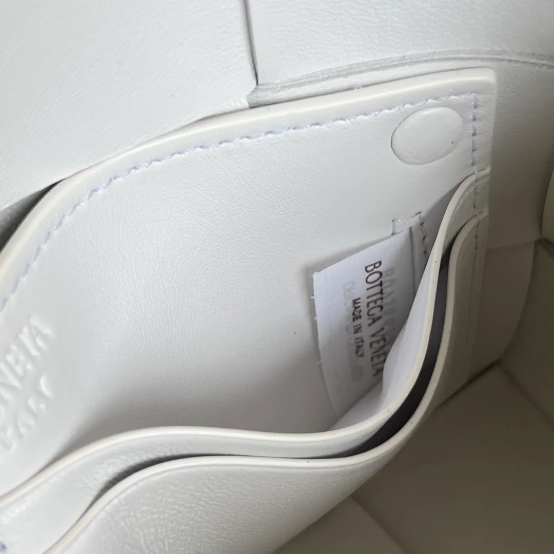 보테가 베네타 화이트 카세트 파우치 숄더백