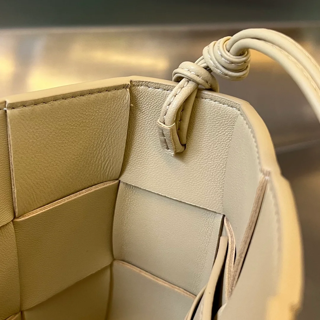 보테가 베네타 카세트 바게트백