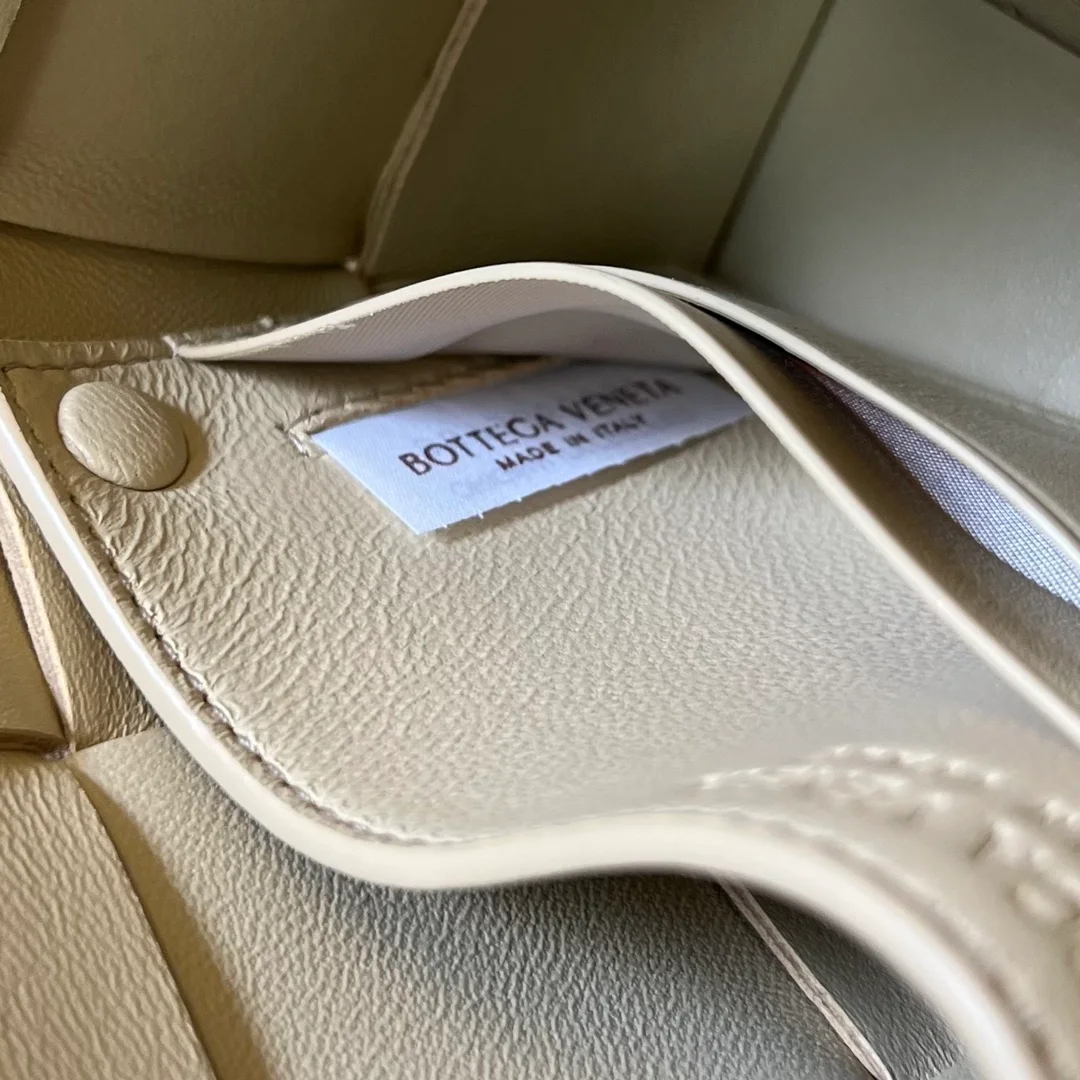 보테가 베네타 카세트 바게트백