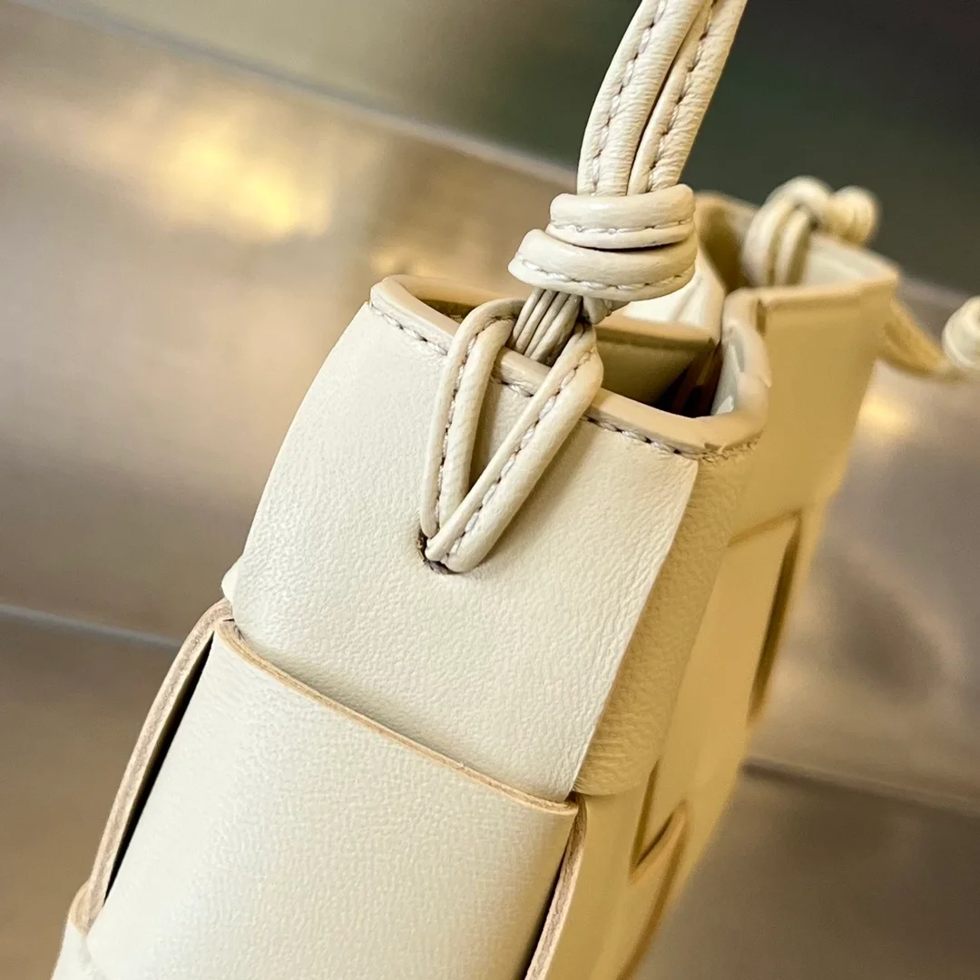 보테가 베네타 카세트 바게트백