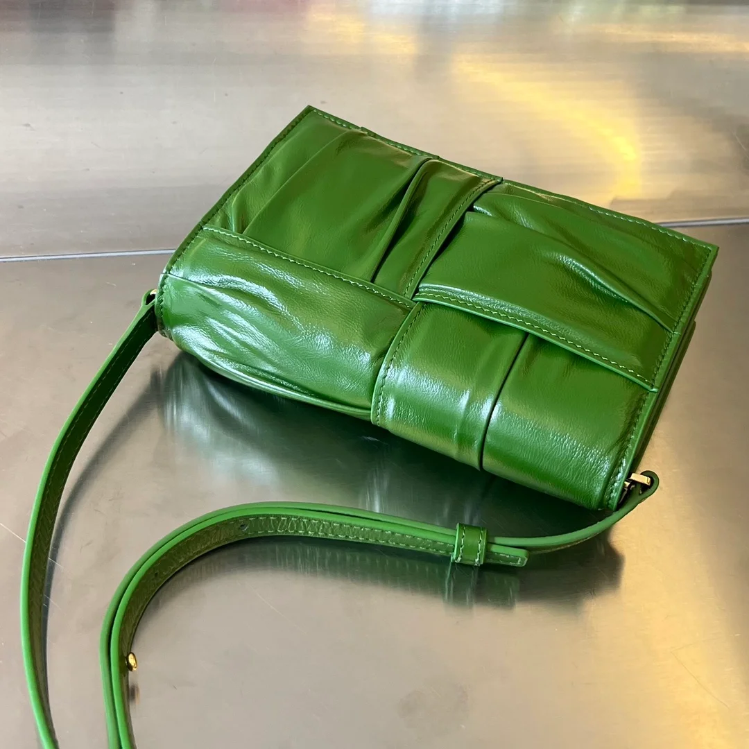 보테가 베네타 미니카세트 크로스바디백