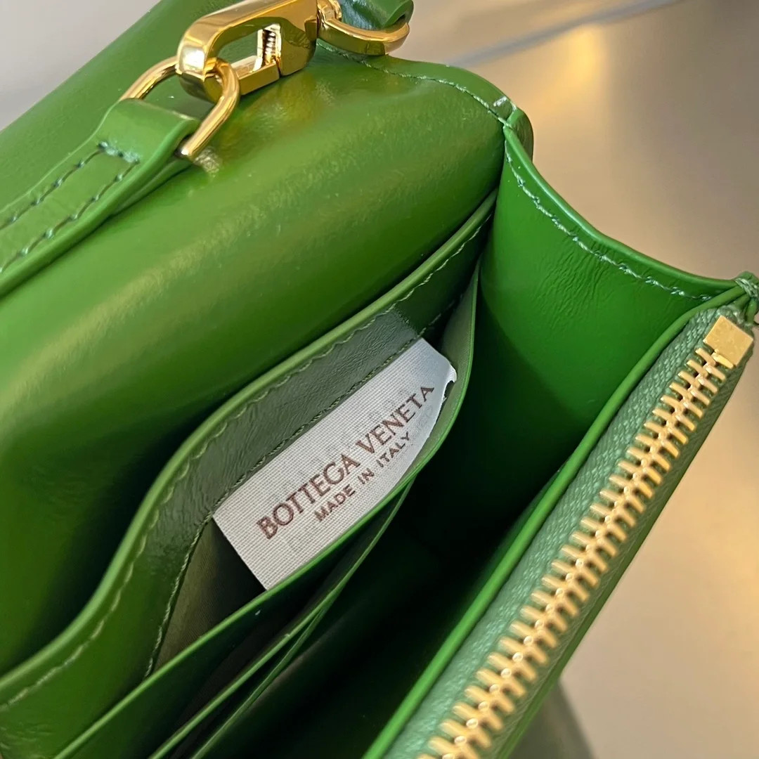 보테가 베네타 미니카세트 크로스바디백