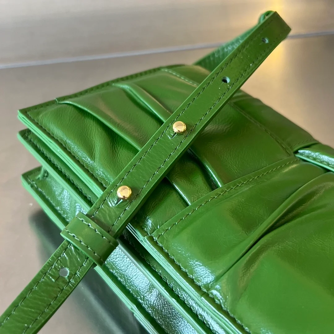 보테가 베네타 미니카세트 크로스바디백