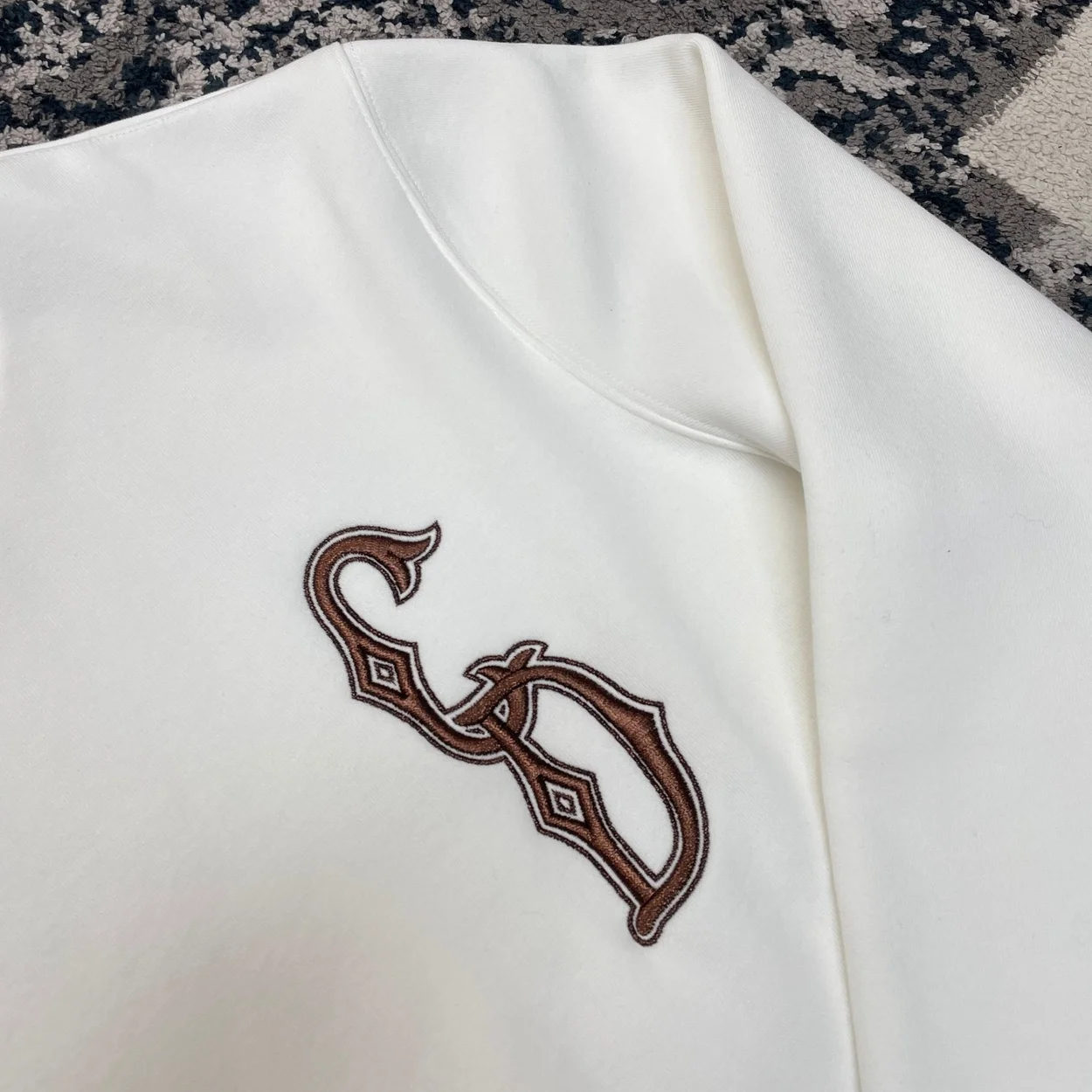 디올 인터레이스 스트레이트 맨투맨