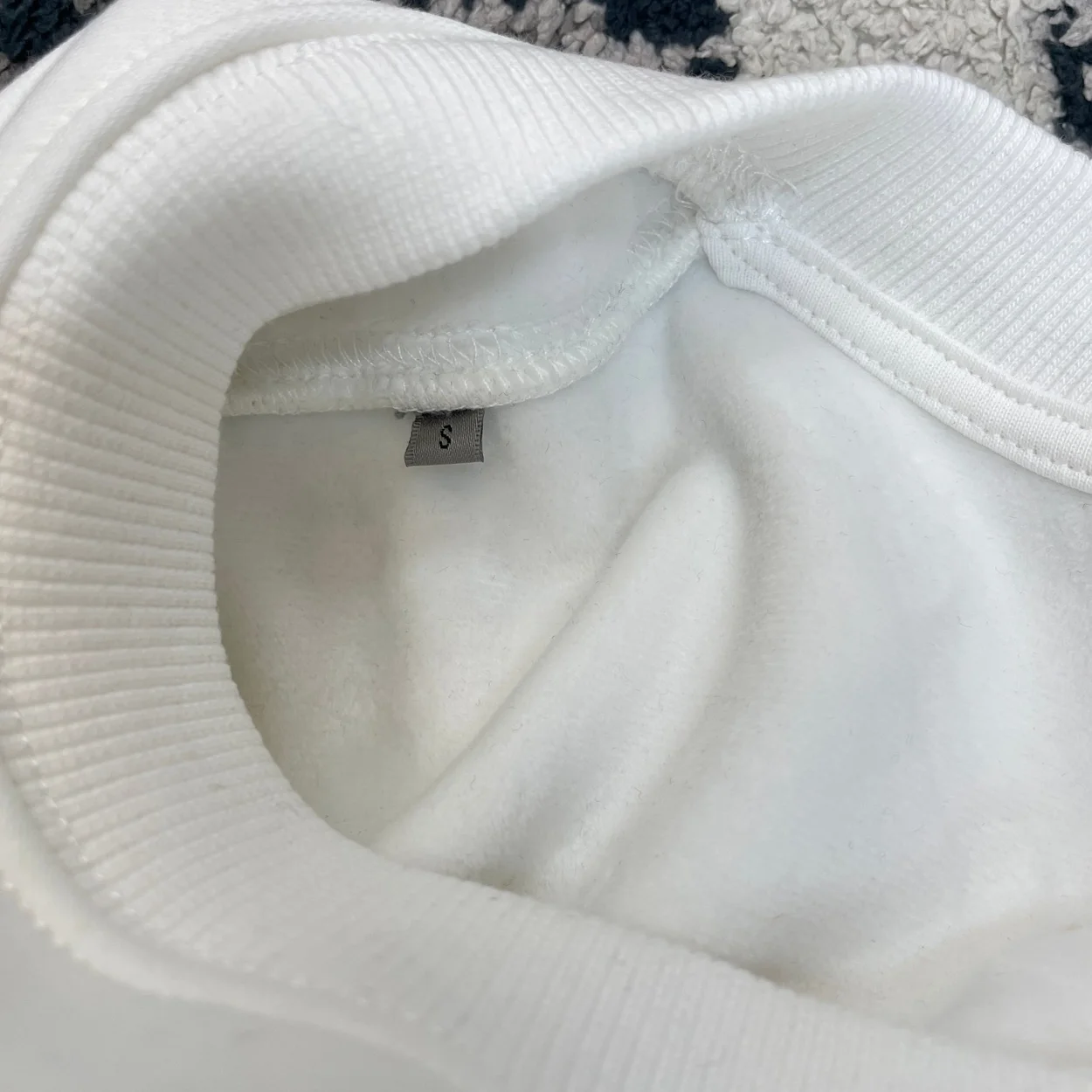 디올 인터레이스 스트레이트 맨투맨