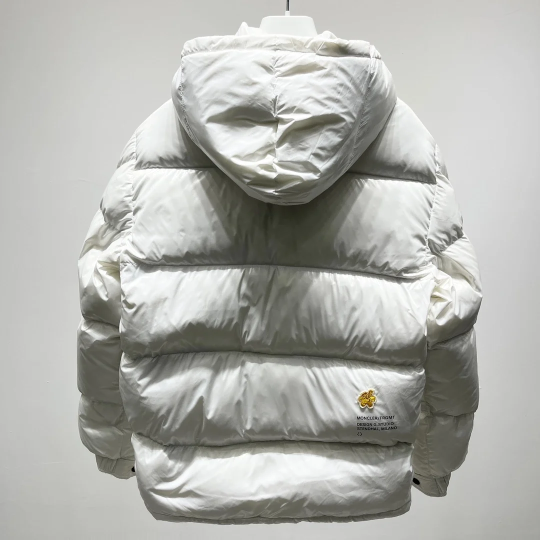 몽클레어 피그먼트 앤서미오크 숏다운 화이트