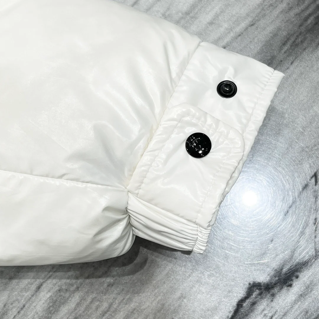 몽클레어 피그먼트 앤서미오크 숏다운 화이트