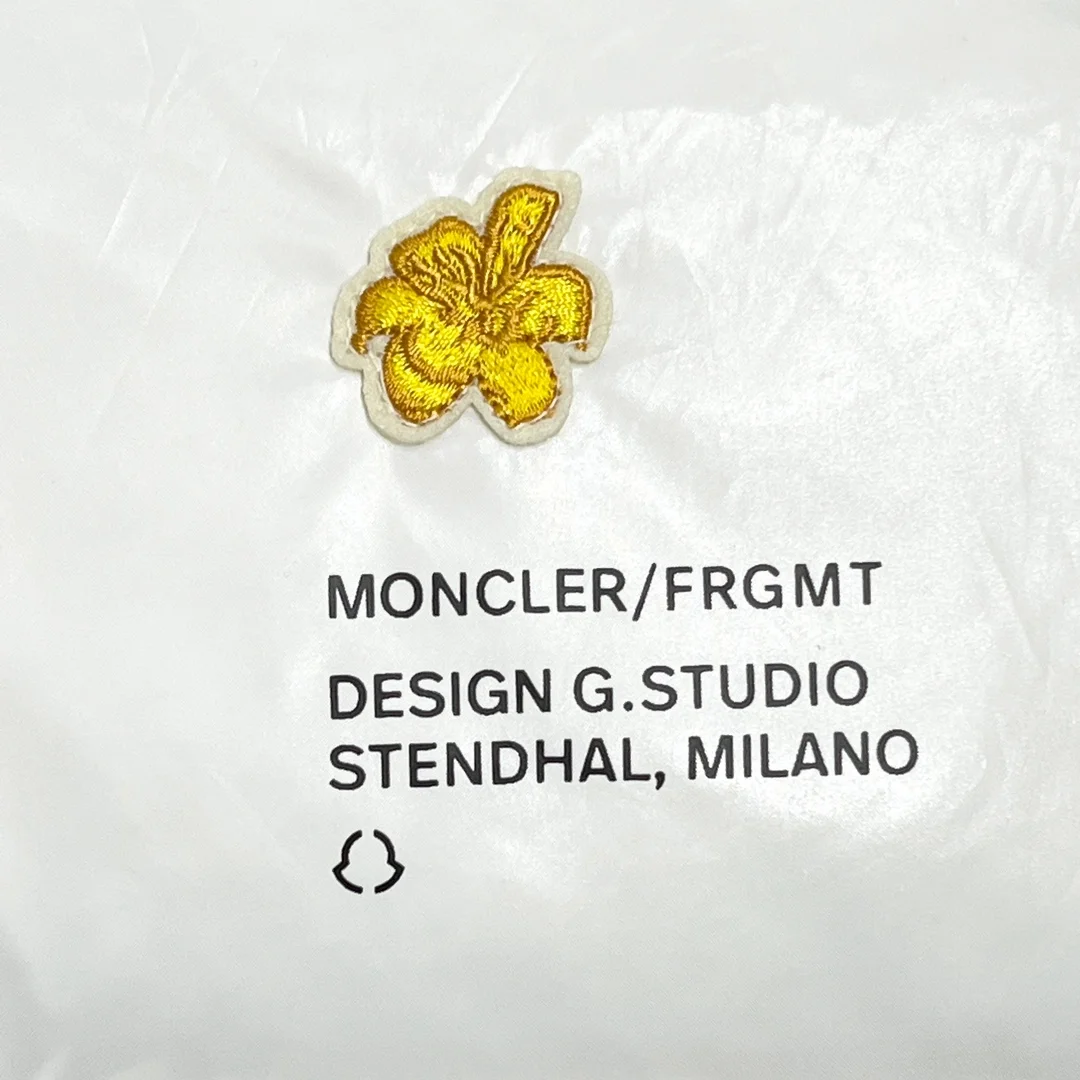 몽클레어 피그먼트 앤서미오크 숏다운 화이트