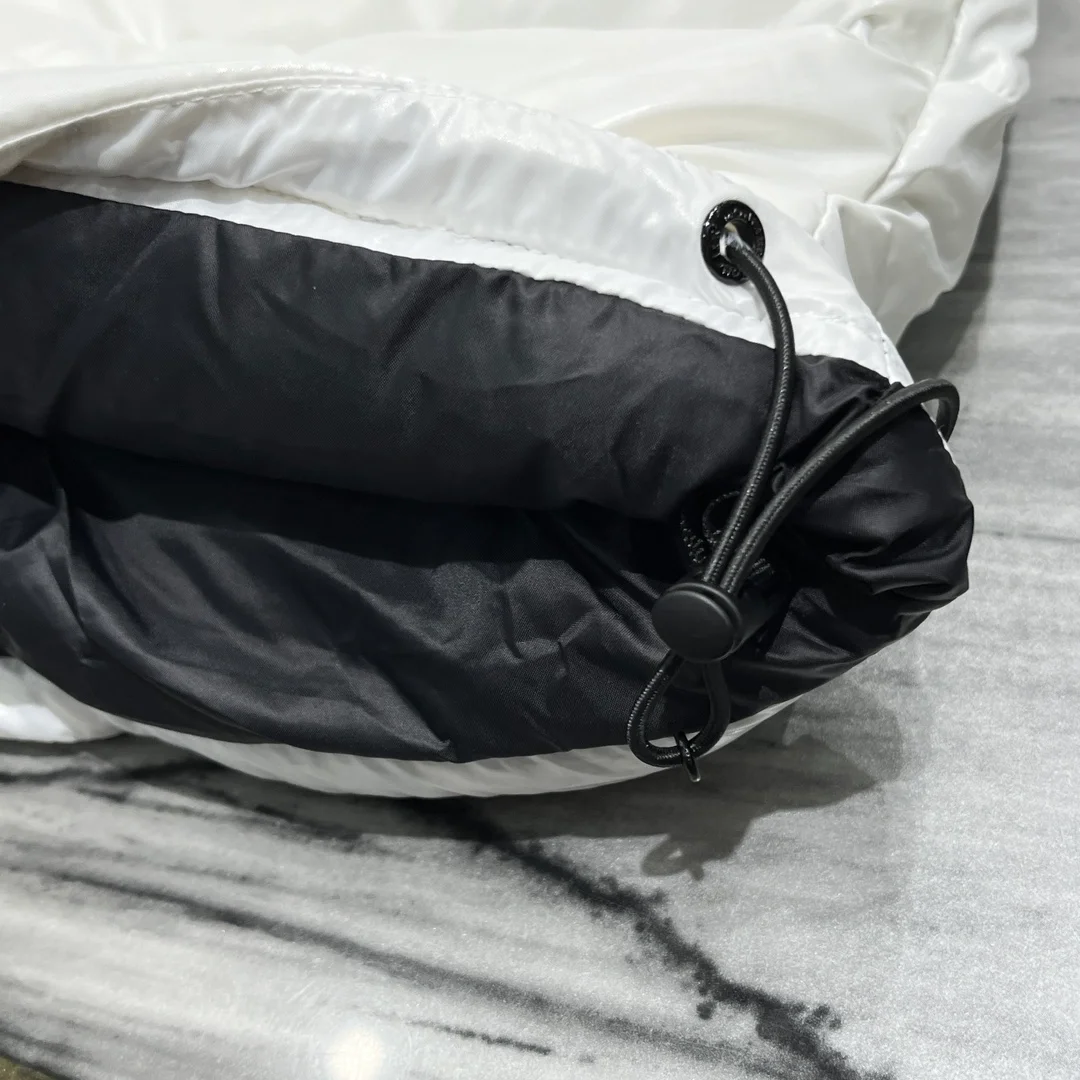 몽클레어 피그먼트 앤서미오크 숏다운 화이트