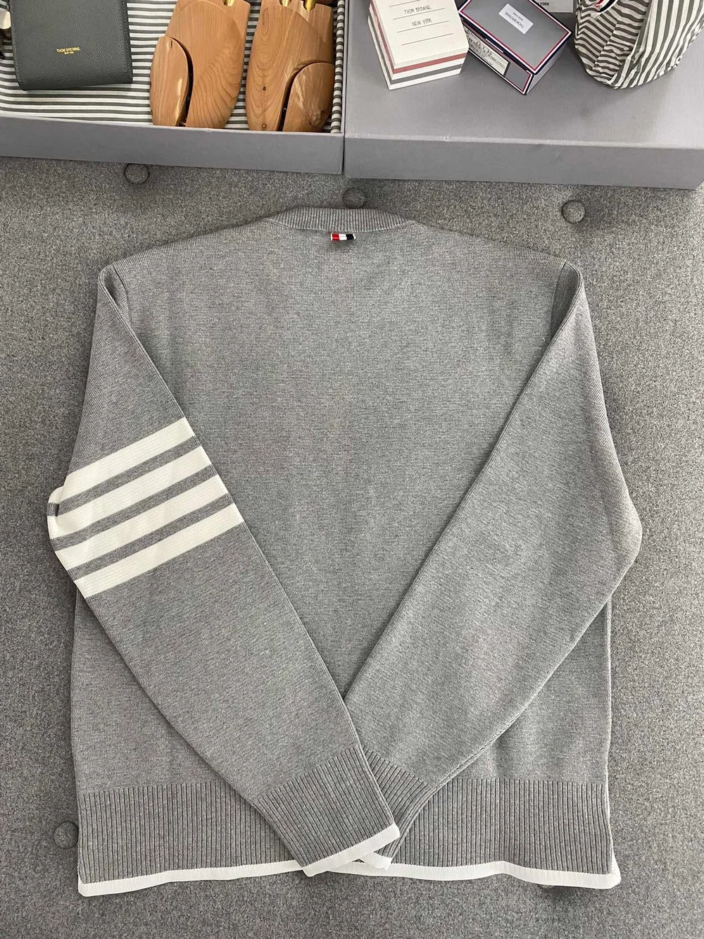 톰브라운 박시 크루넥 풀오버 그레이