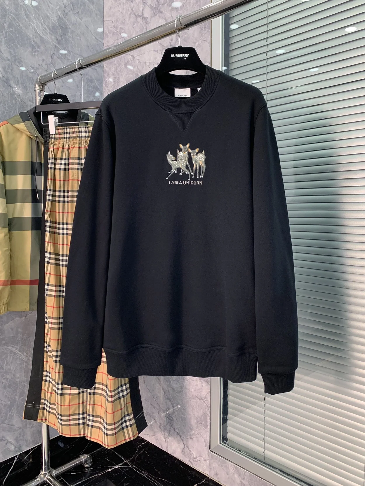 버버리 리카르도 티시 자수 맨투맨