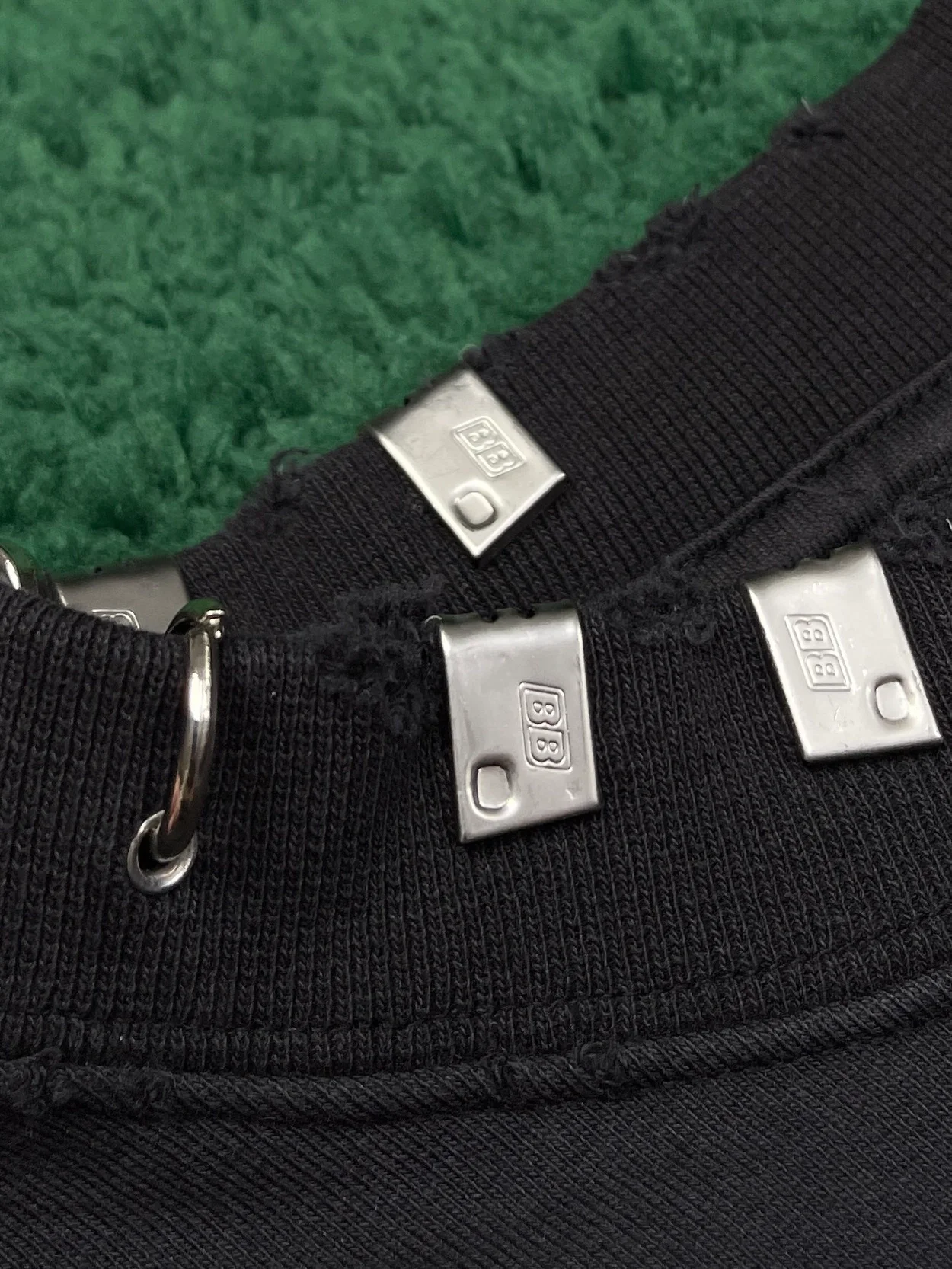 발렌시아가 피어시드 라운드 스웨트셔츠