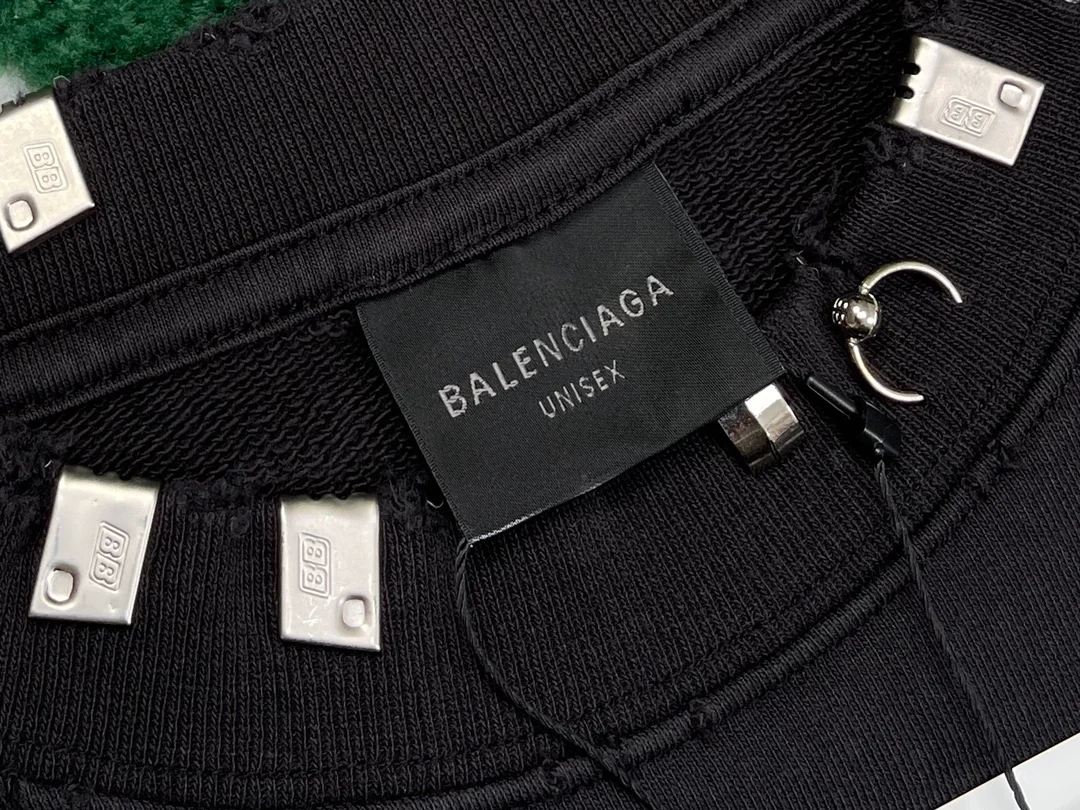 발렌시아가 피어시드 라운드 스웨트셔츠