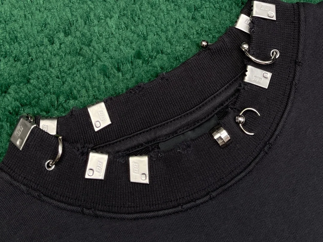 발렌시아가 피어시드 라운드 스웨트셔츠