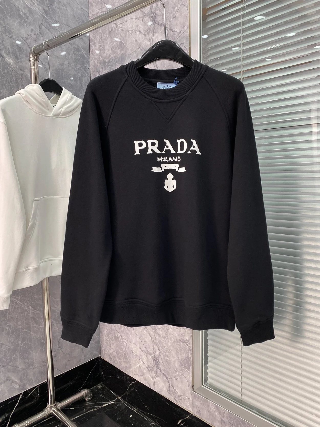 프라다 프론트 로고 라글란 맨투맨