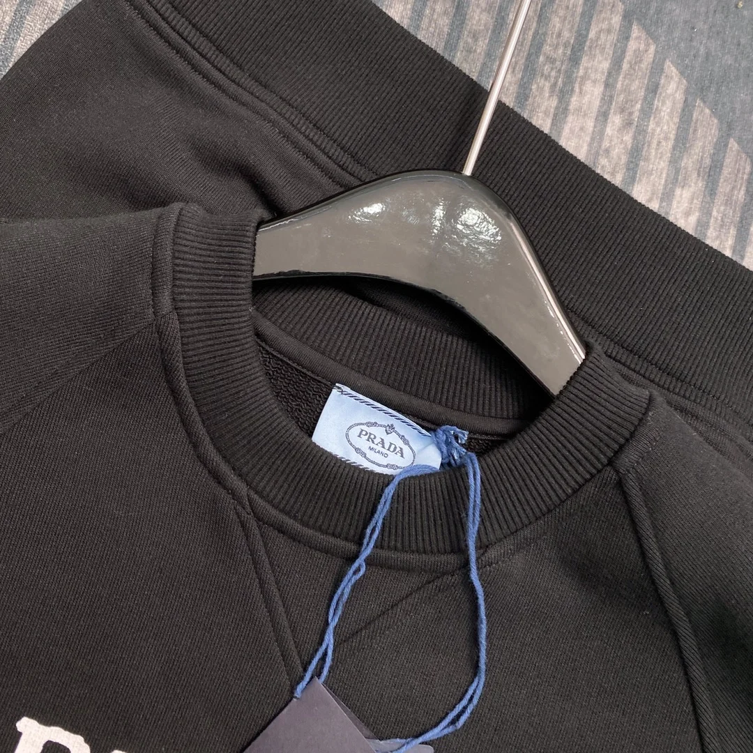 프라다 프론트 로고 라글란 맨투맨