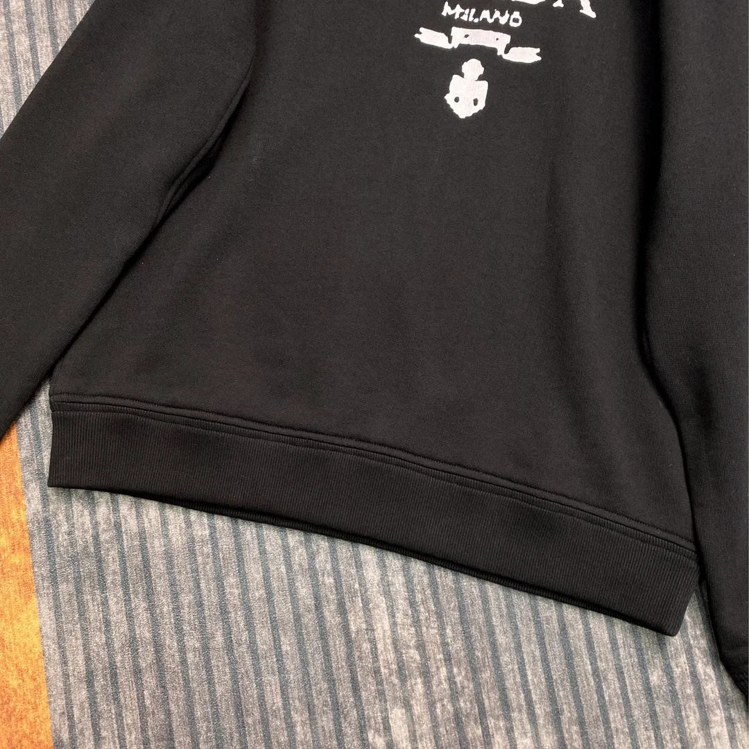 프라다 프론트 로고 라글란 맨투맨