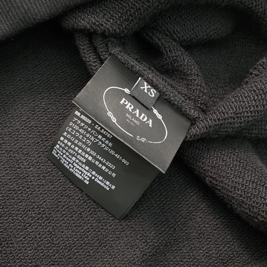 프라다 프론트 로고 라글란 맨투맨