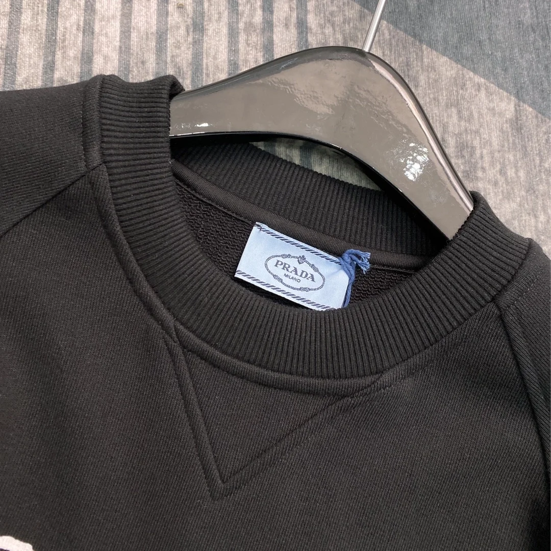 프라다 프론트 로고 라글란 맨투맨
