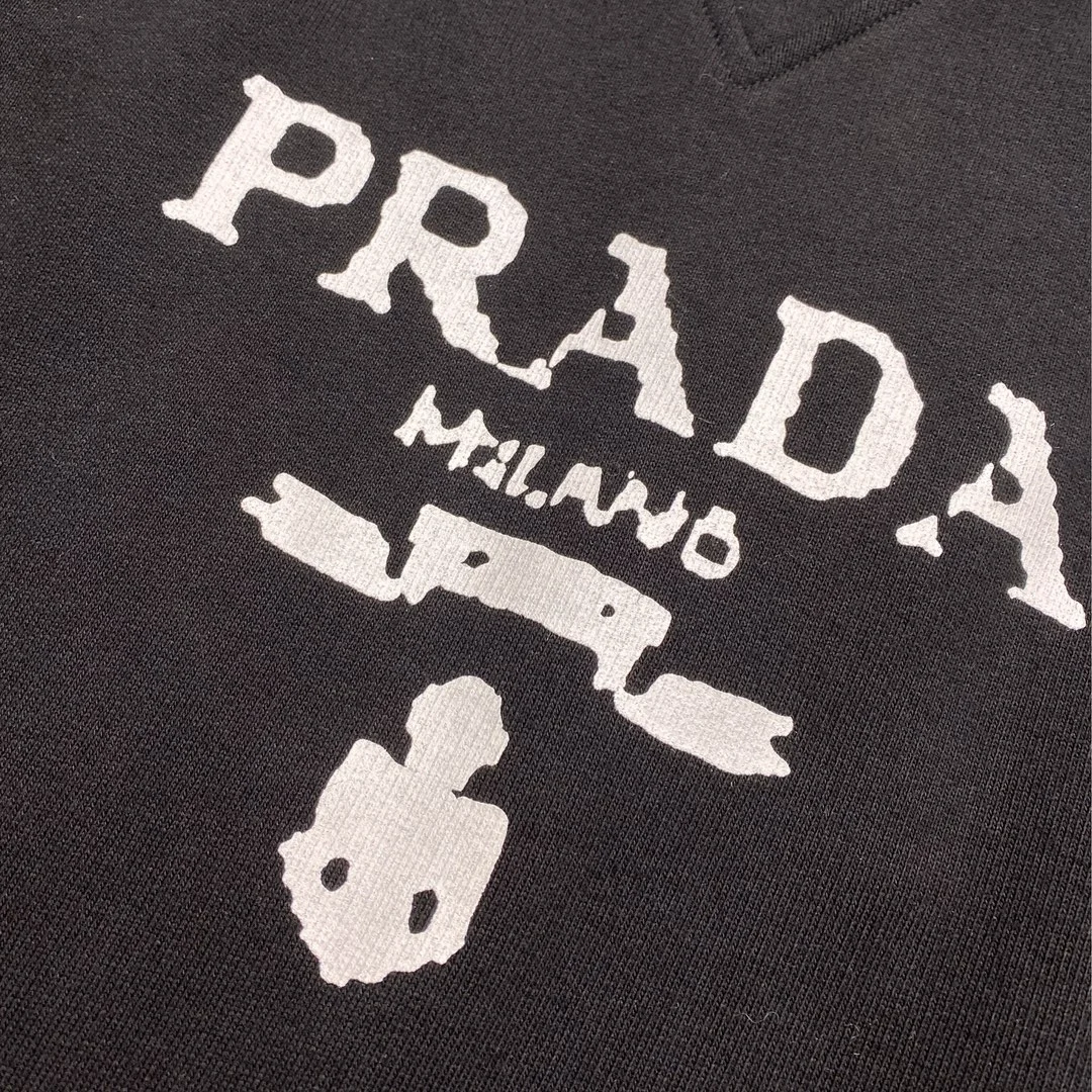 프라다 프론트 로고 라글란 맨투맨