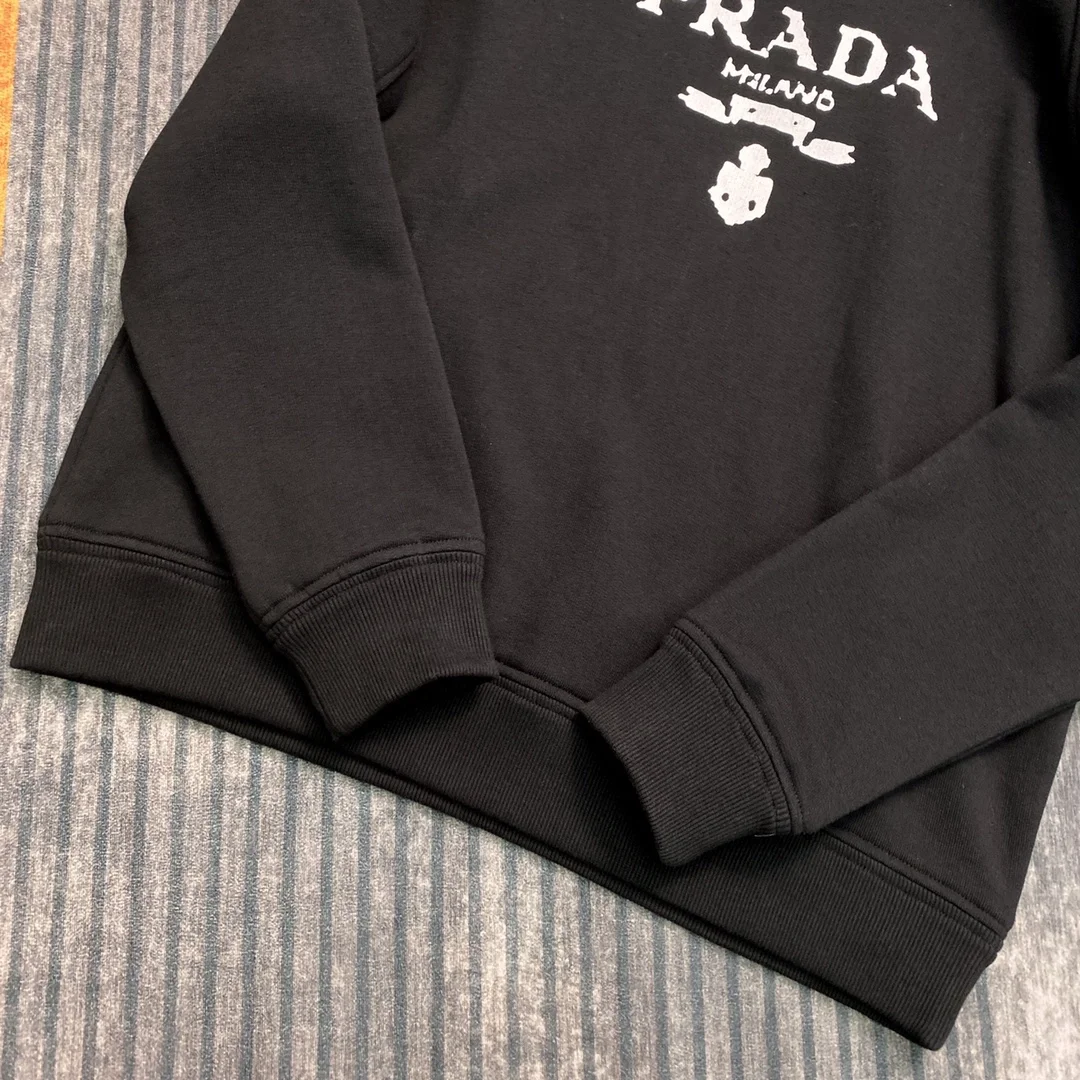 프라다 프론트 로고 라글란 맨투맨