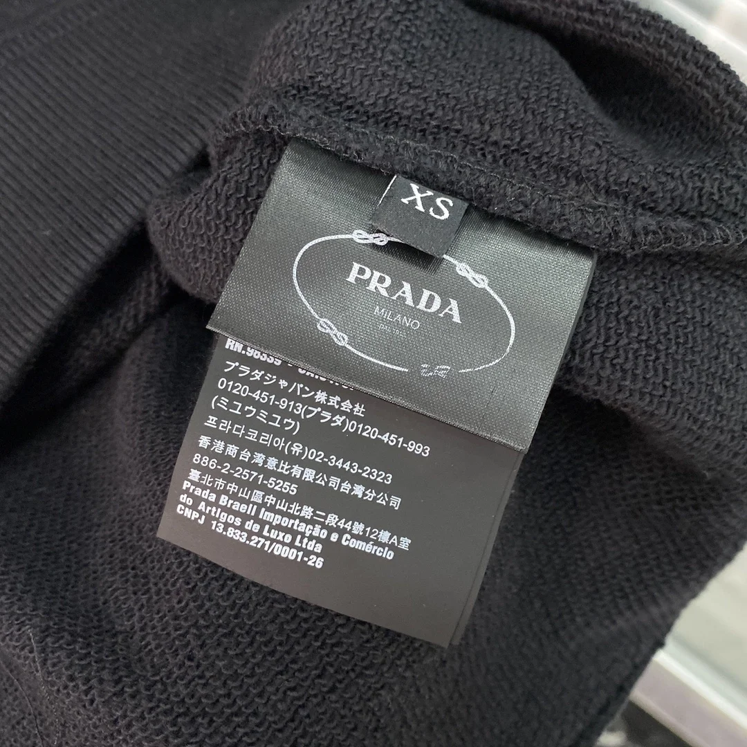 프라다 프론트 로고 라글란 맨투맨