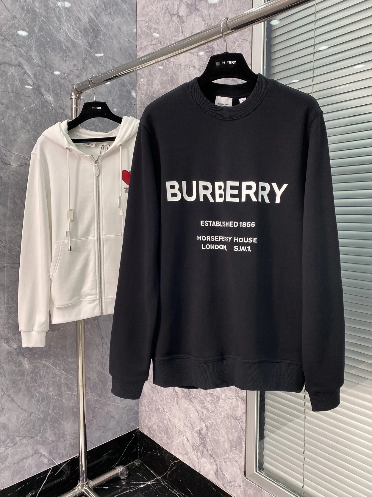 버버리 호스페리 맨투맨 블랙