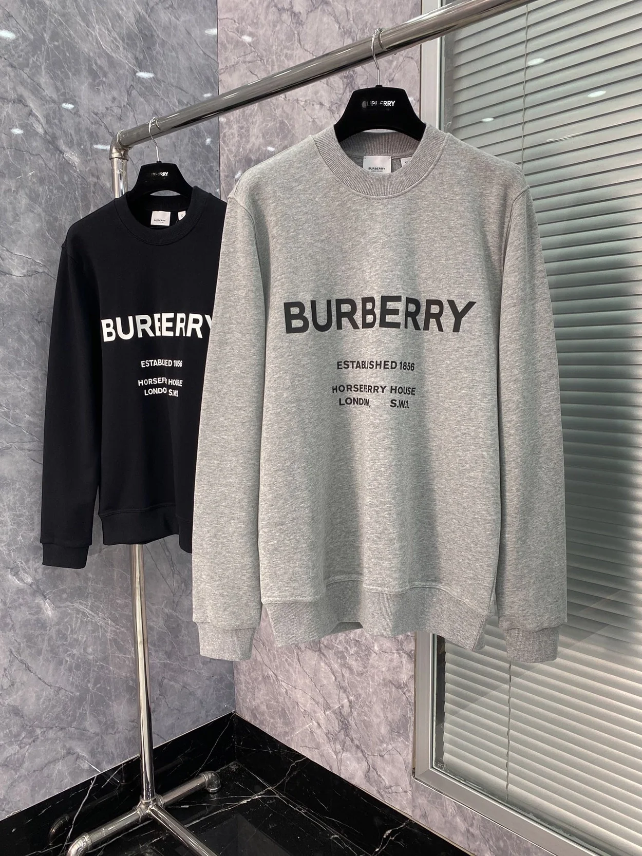 버버리 호스페리 맨투맨 그레이