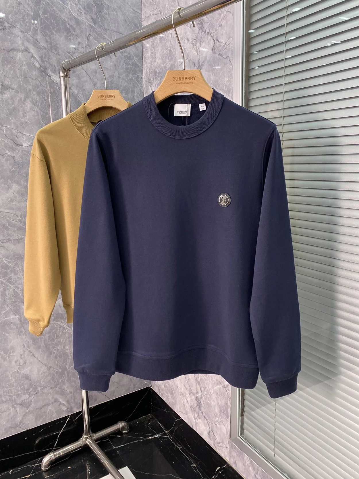 버버리 모노그램 아플리케 맨투맨