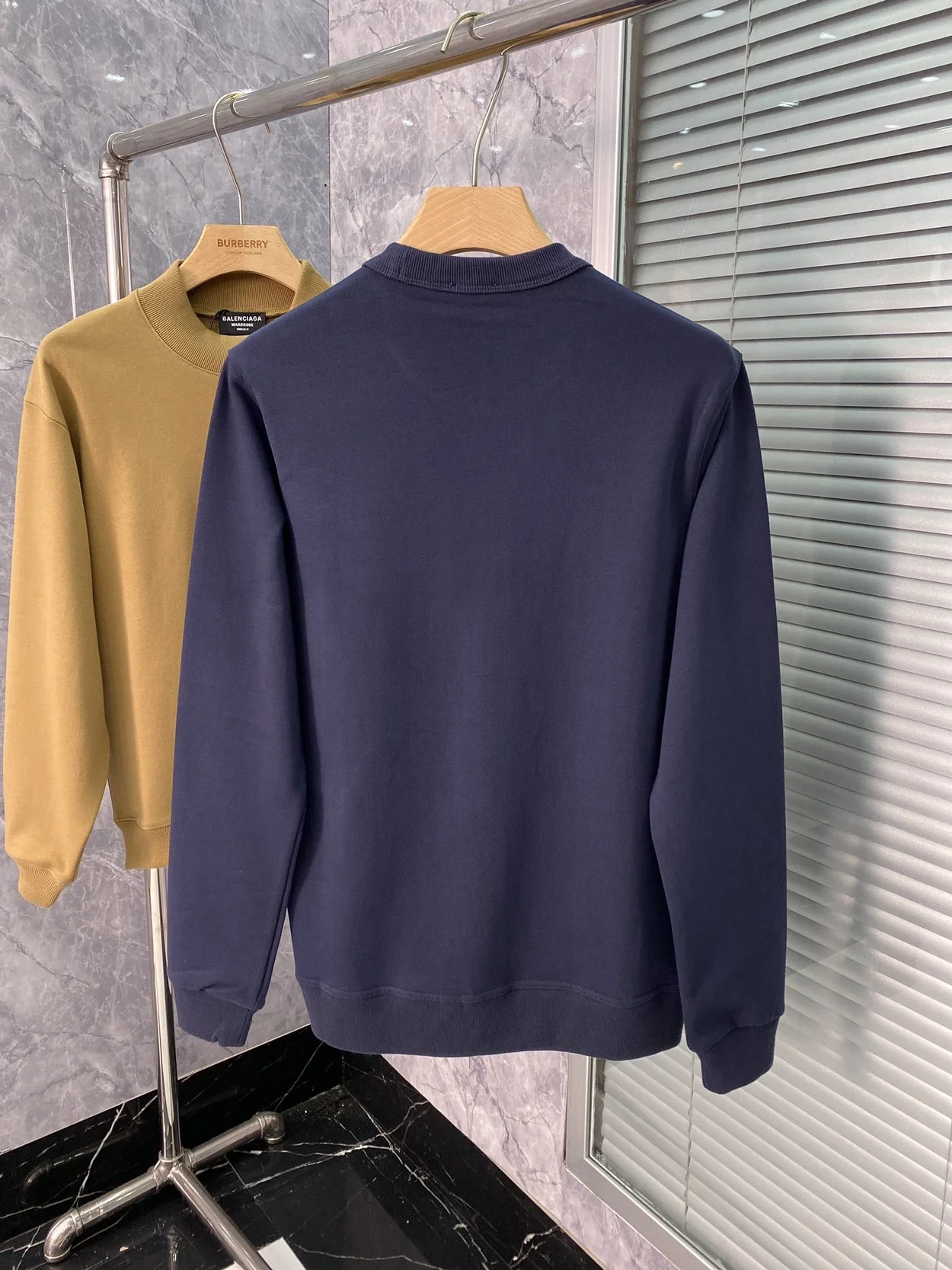 버버리 모노그램 아플리케 맨투맨