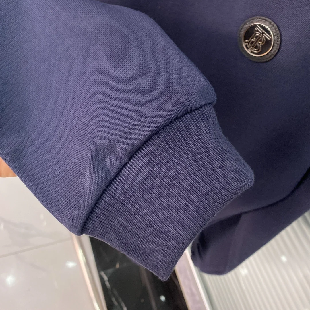 버버리 모노그램 아플리케 맨투맨