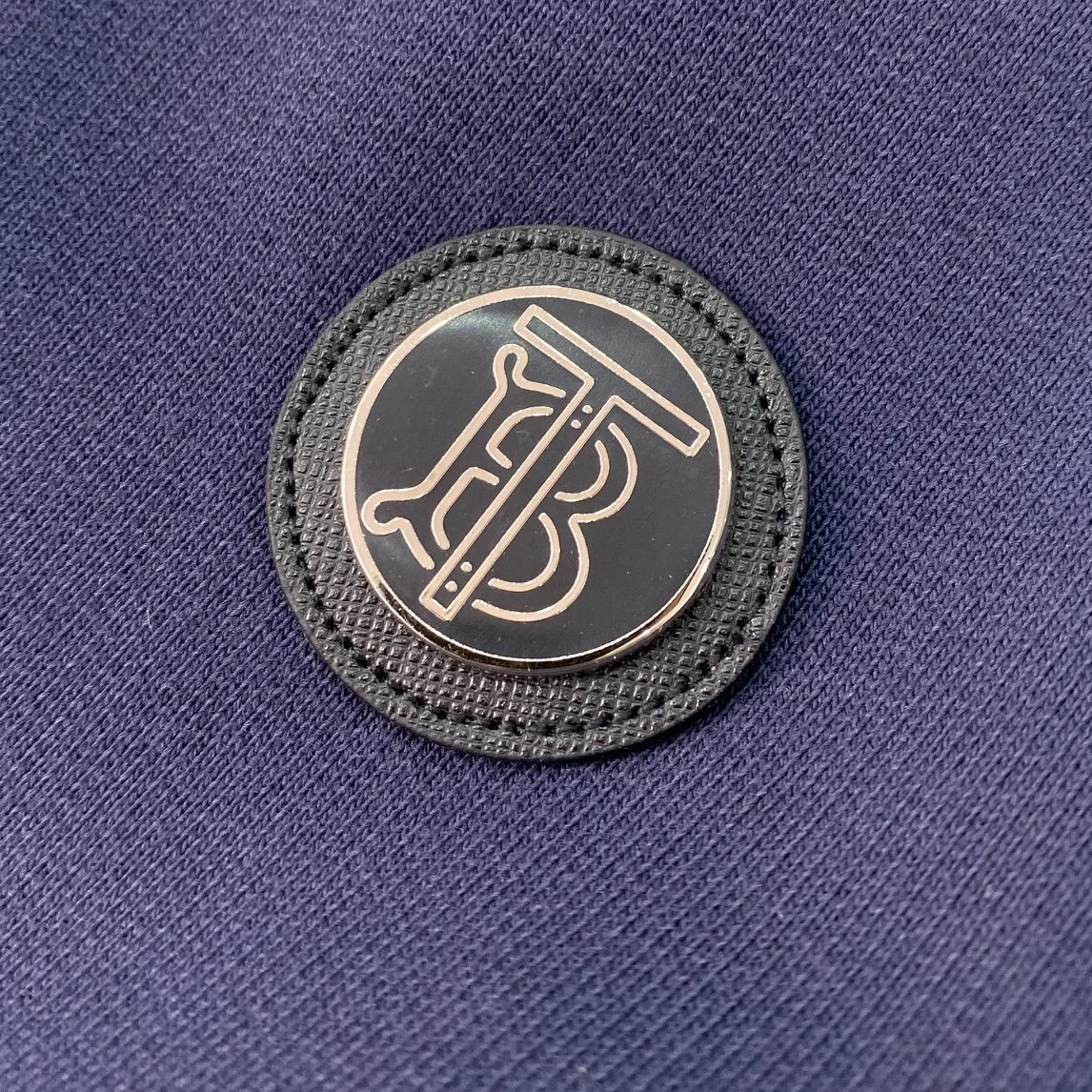 버버리 모노그램 아플리케 맨투맨