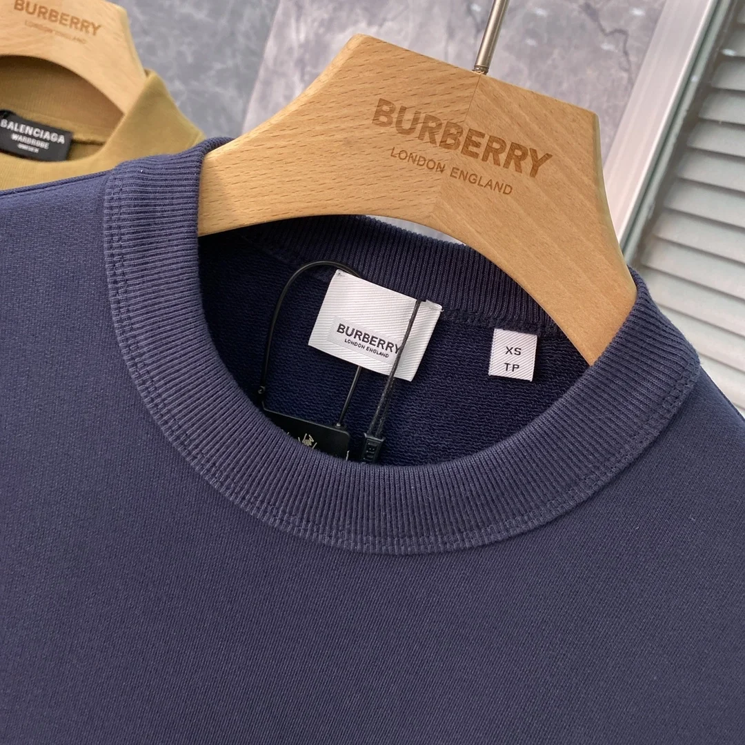 버버리 모노그램 아플리케 맨투맨