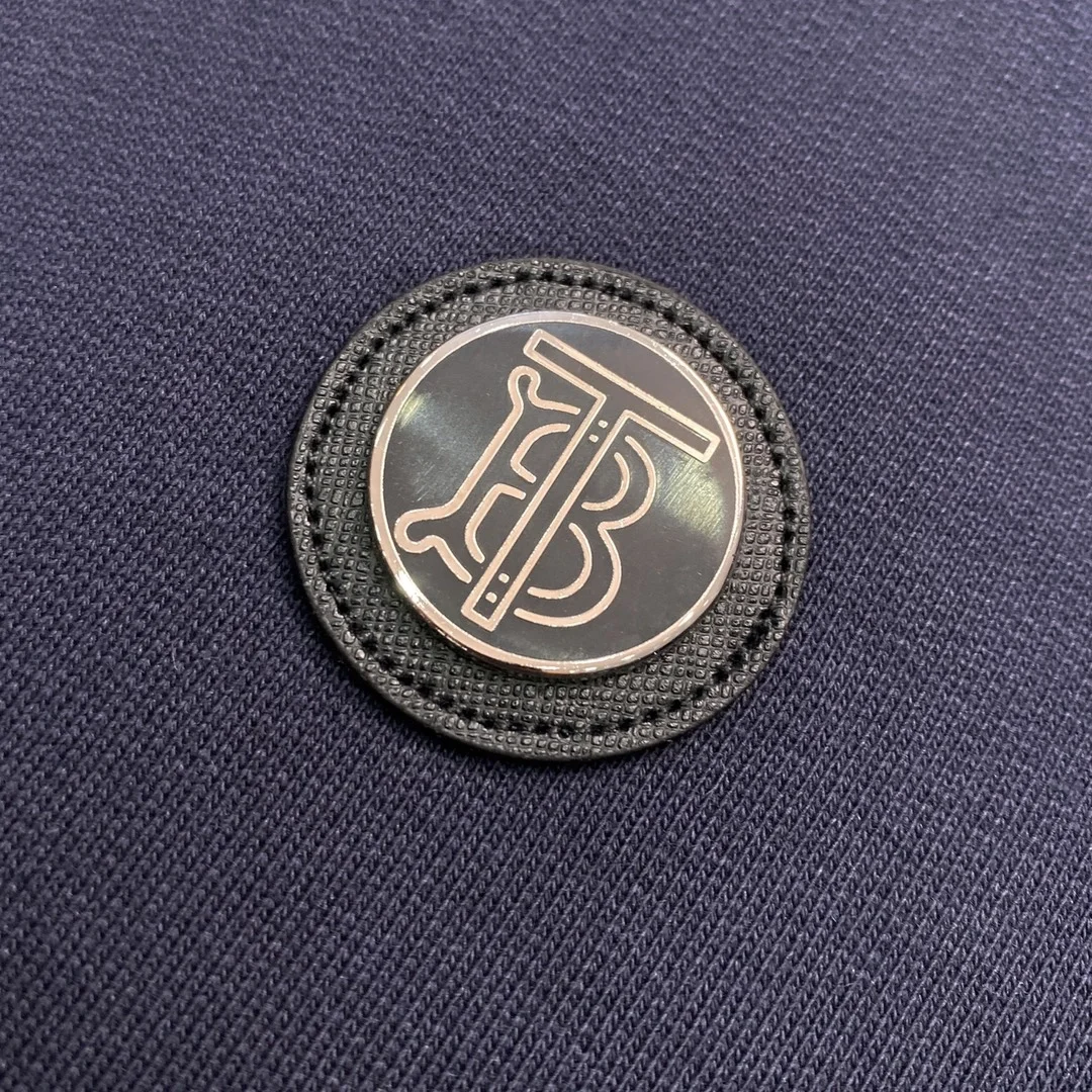 버버리 모노그램 아플리케 맨투맨