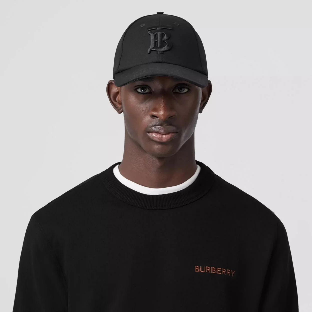 버버리 TB 엠브로이드 크루넥 맨투맨