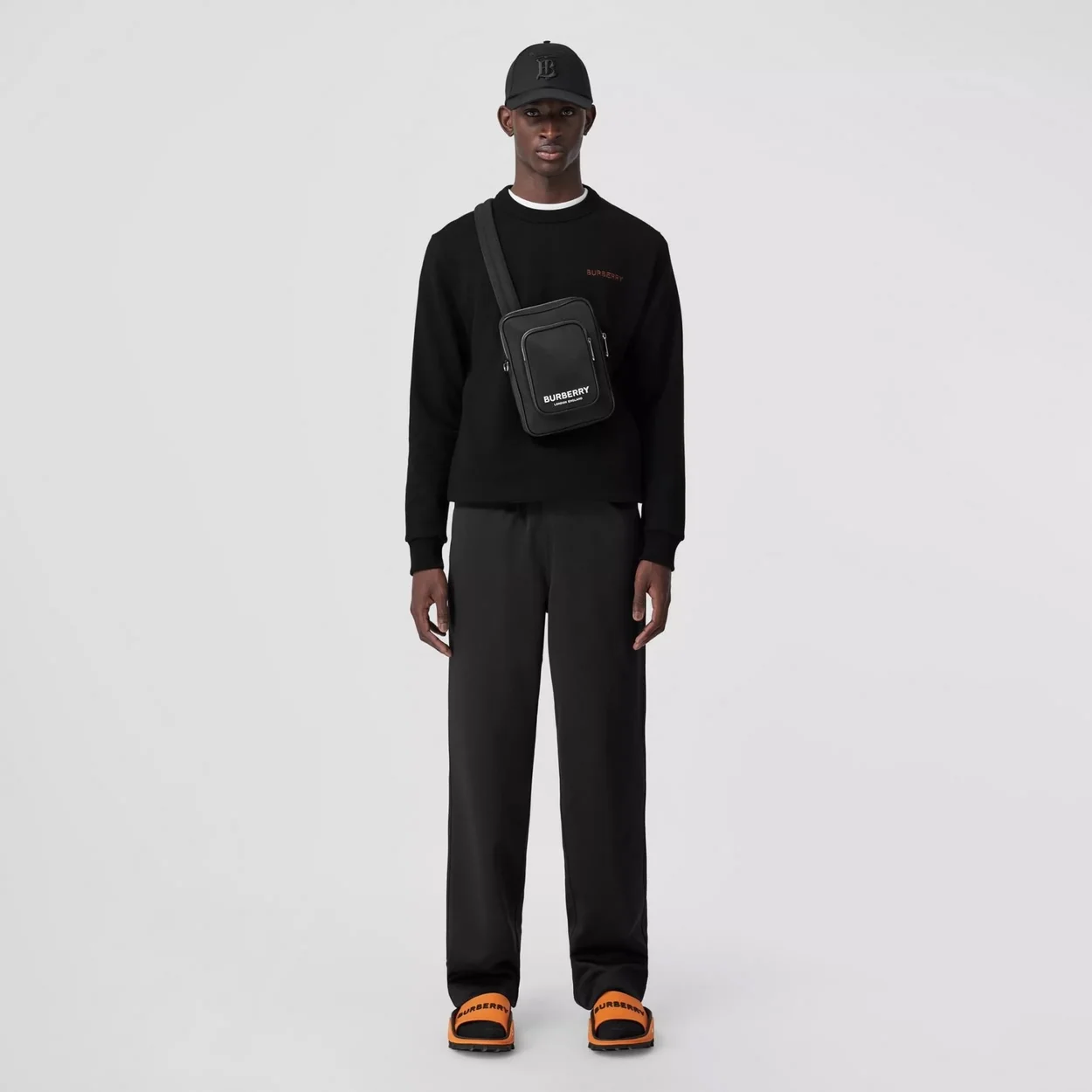 버버리 TB 엠브로이드 크루넥 맨투맨