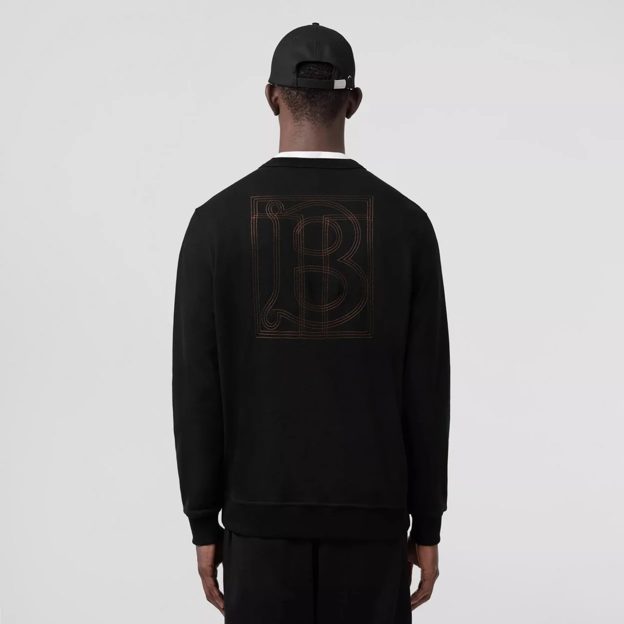 버버리 TB 엠브로이드 크루넥 맨투맨