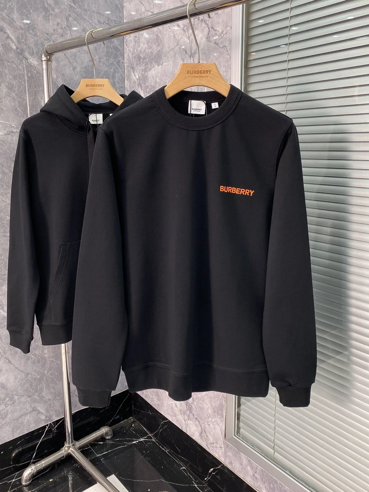 버버리 TB 엠브로이드 크루넥 맨투맨