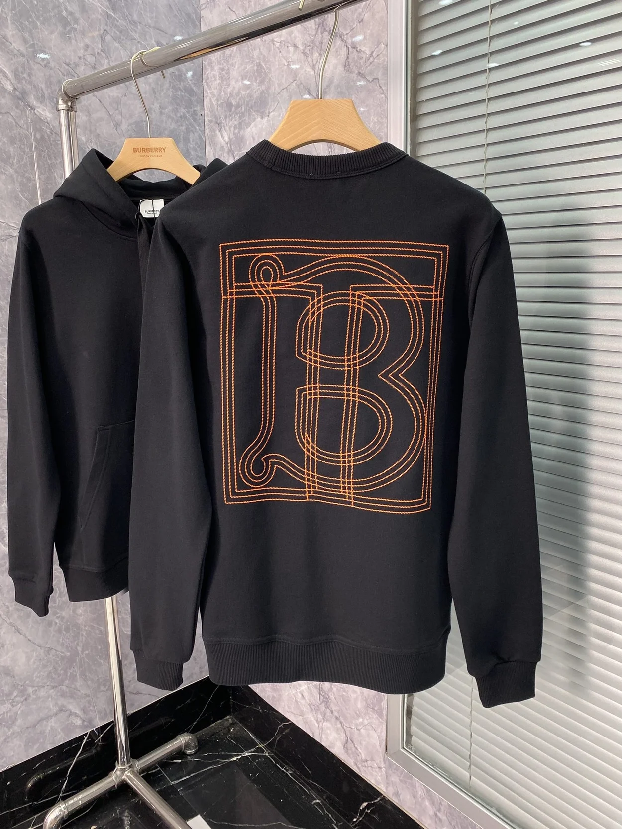 버버리 TB 엠브로이드 크루넥 맨투맨