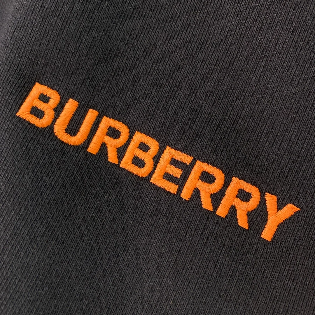 버버리 TB 엠브로이드 크루넥 맨투맨