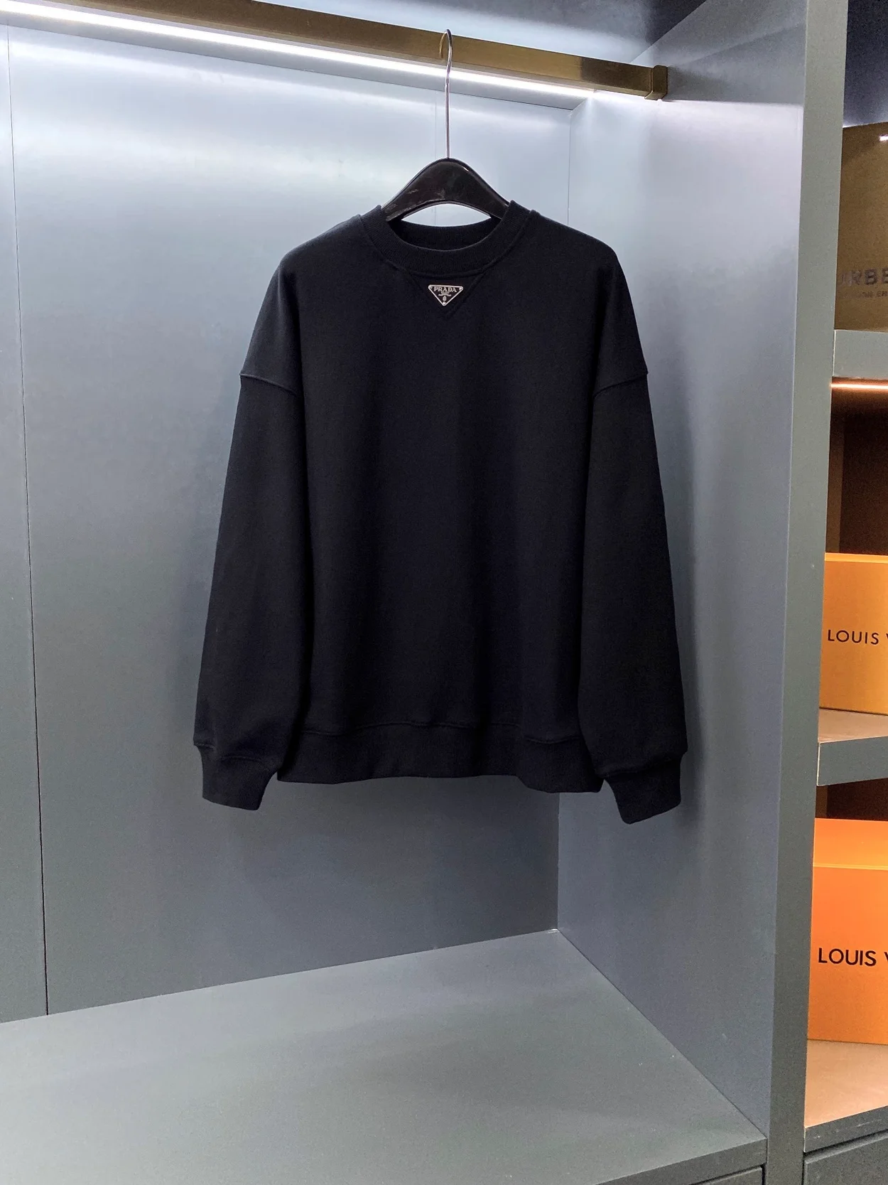 프라다 23SS 삼각로고 맨투맨