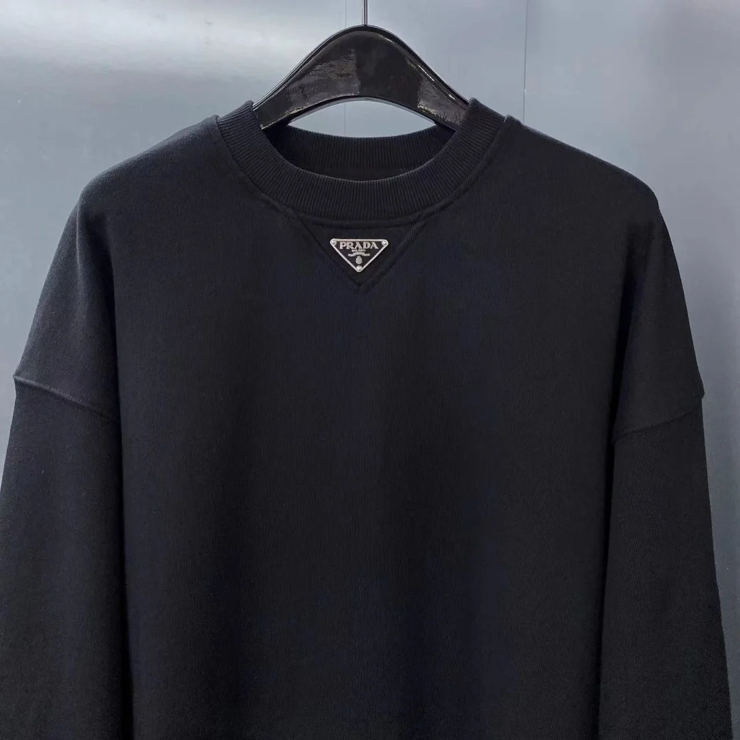 프라다 23SS 삼각로고 맨투맨