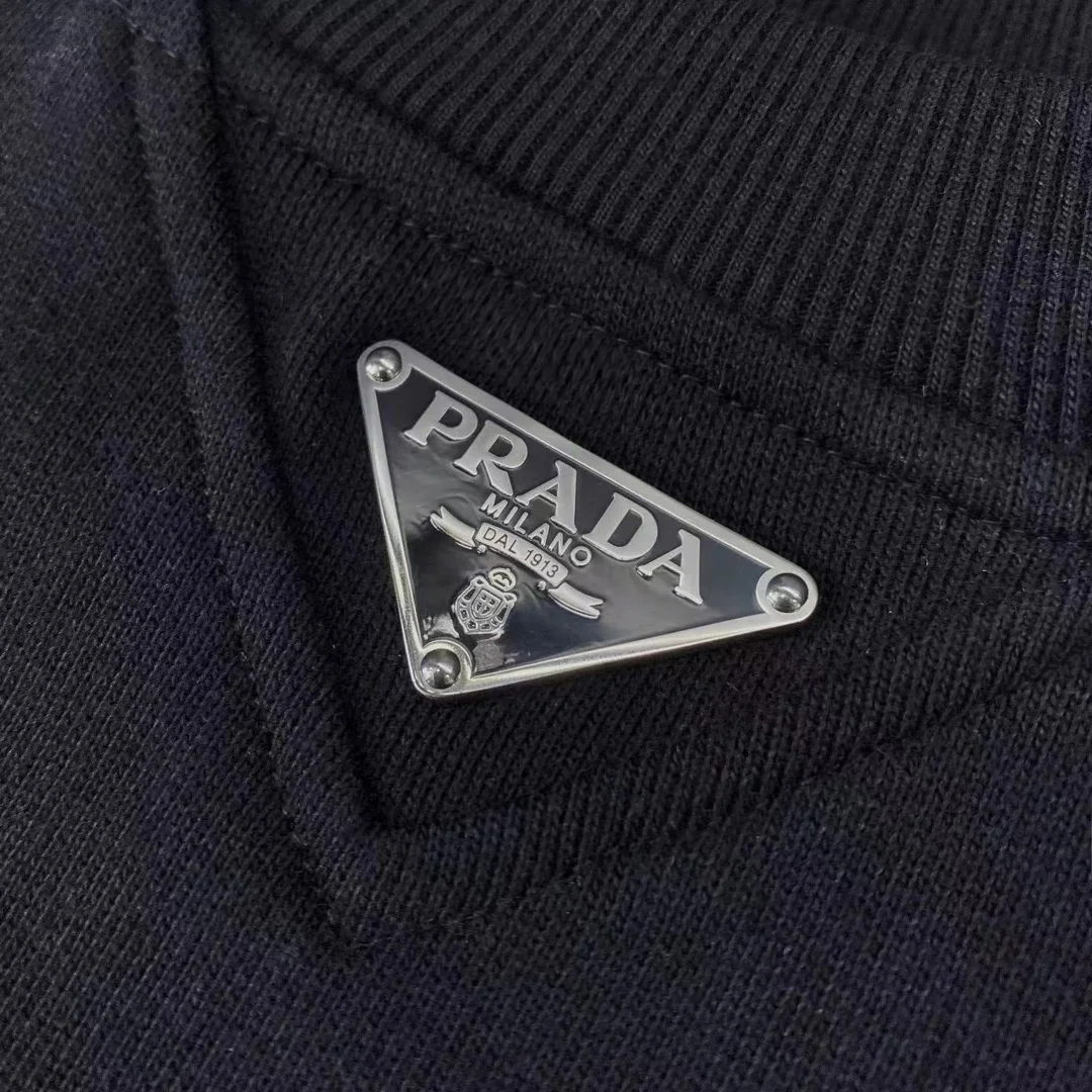 프라다 23SS 삼각로고 맨투맨