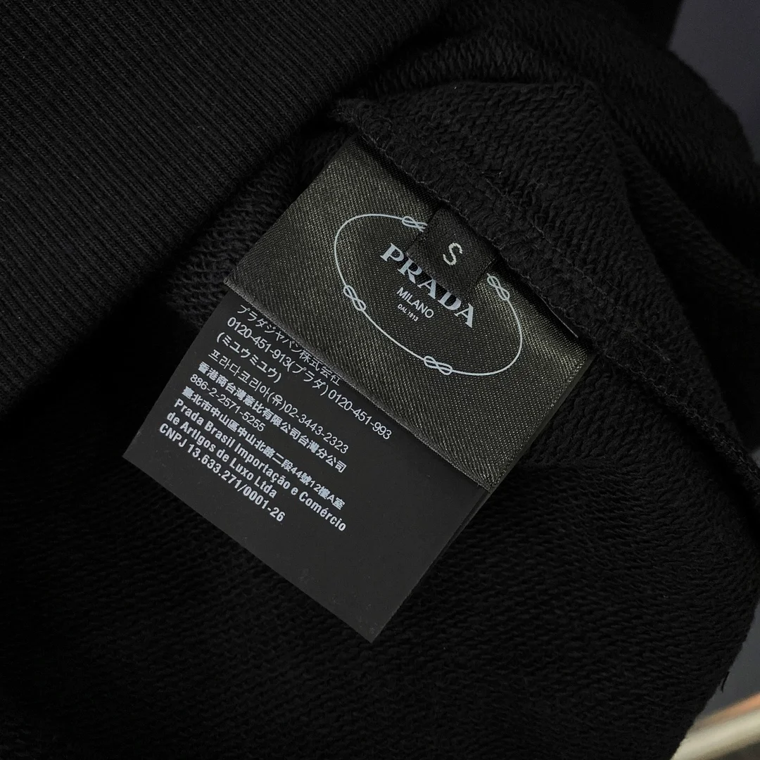 프라다 23SS 삼각로고 맨투맨