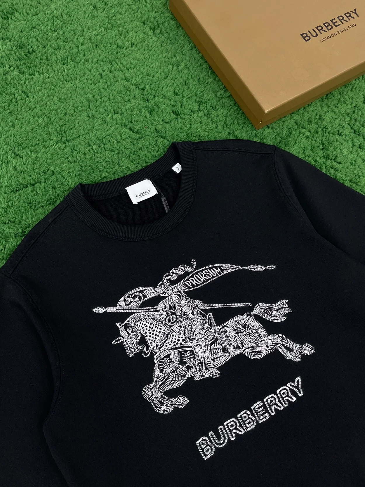 버버리 로고 자수 크루넥 맨투맨