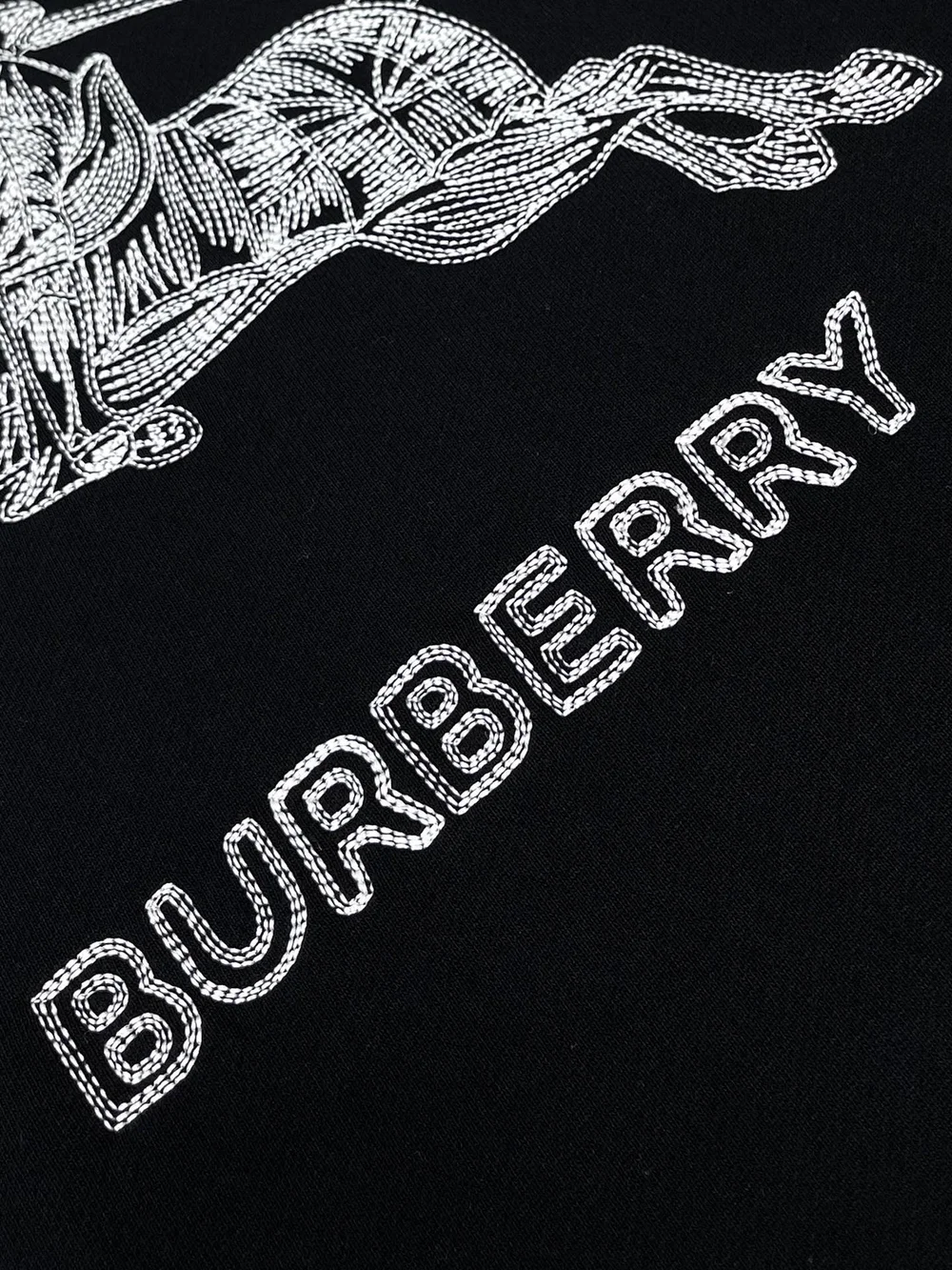 버버리 로고 자수 크루넥 맨투맨