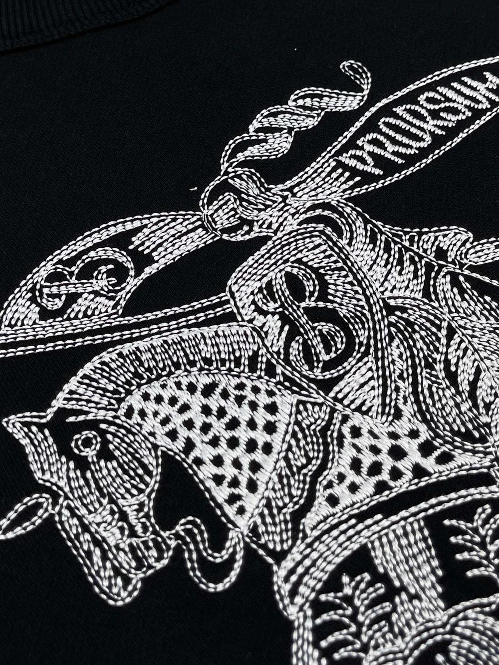 버버리 로고 자수 크루넥 맨투맨