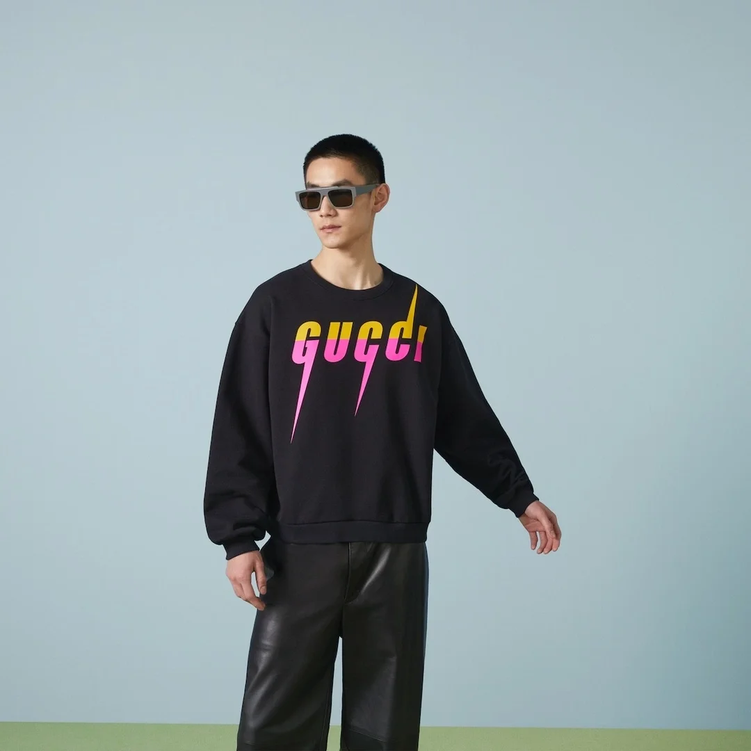 구찌 블레이드 프린트 맨투맨